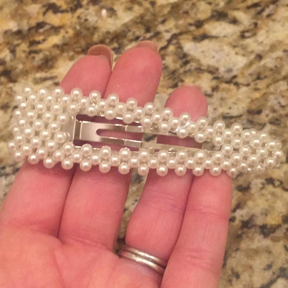 S O L D      Bundle of TWO- Trendy Pearl Hair Clip🧚‍♂️NEW. - Picture 3 of 6